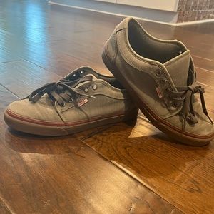 Men’s sz 10 Vans skateboarding shoes
